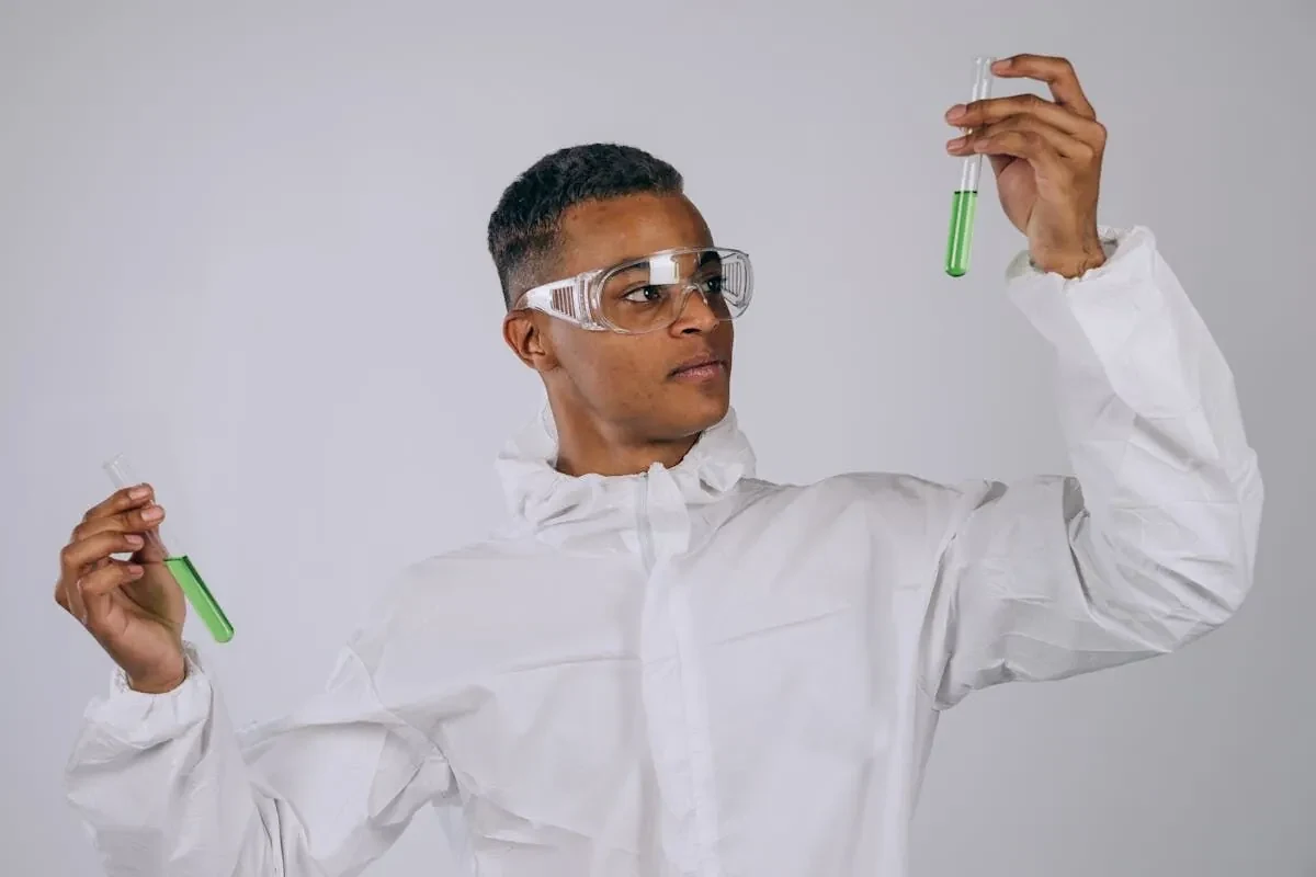 Profesional de laboratorio con muestras químicas verdes
